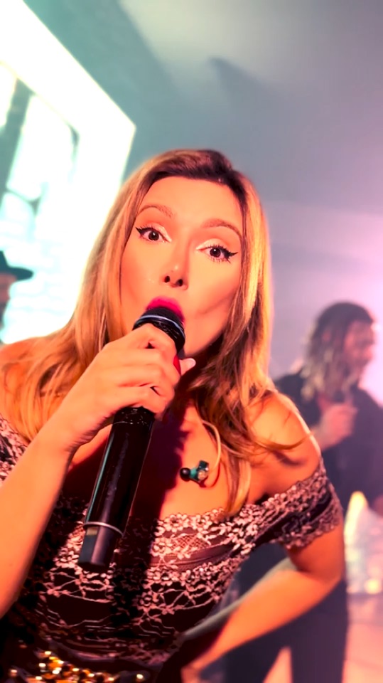 Vocalista da Banda Action cantando Dancing Queen ao vivo
