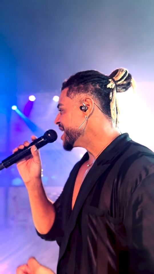 Vocalista da Banda Action cantando Evidências ao vivo em um casamento