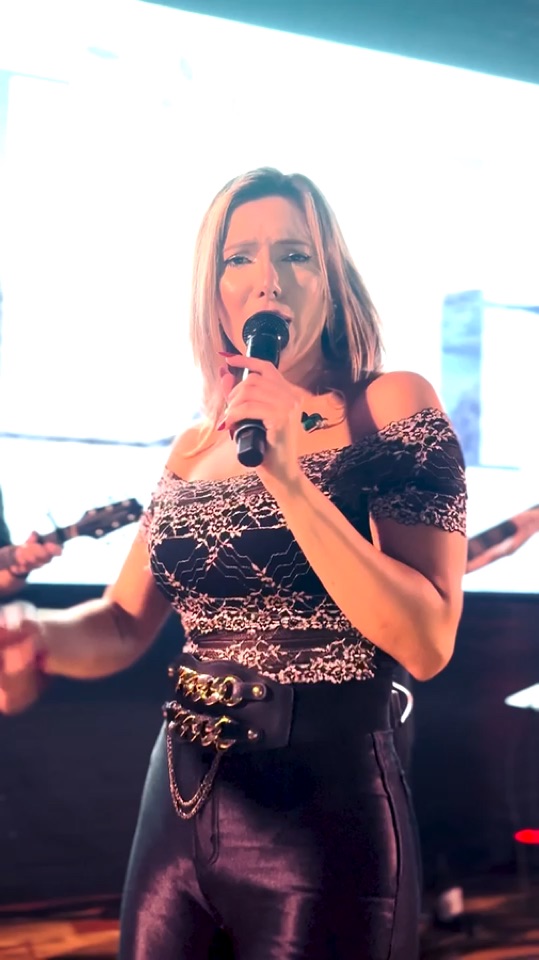 Vocalista da Banda Action cantando pop ao vivo