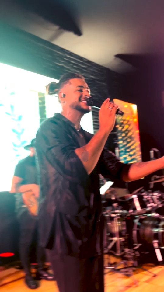 Banda Action em um momento romântico ao vivo em um casamento