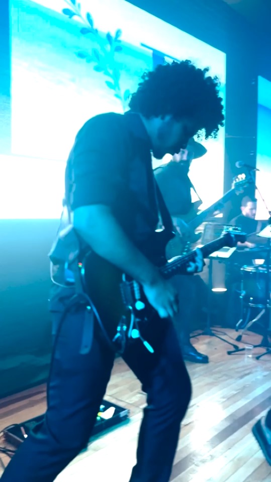 Guitarrista da Banda Action tocando rock nacional ao vivo