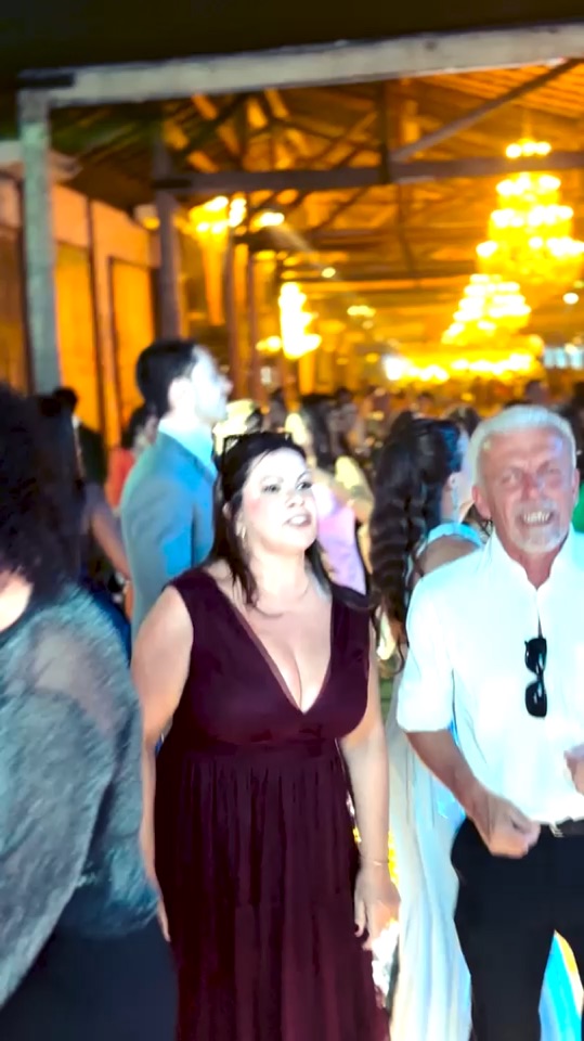 Convidados dançando em uma festa embalada pela Banda Action